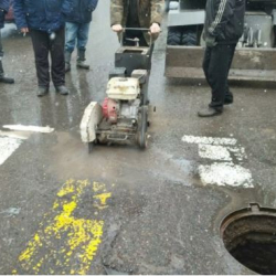 СҮРӨТ – Сак болгула! Бишкекте канализация кудугунун капкагы түшүп кеткен