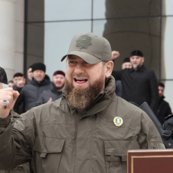ВИДЕО – Кадыров: «Чабуул жасап, алардын куралдарын тартып алабыз»
