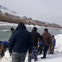 ВИДЕО – Нарын дарыясына түшүп кеткен 8 жашар бала 20 күндөн бери изделүүдө