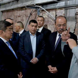 Акылбек Жапаров жана Абдулла Арипов Бабур атындагы театрды ремонттоо менен таанышты