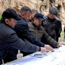 Акылбек Жапаров Ош облусунун Данги участогунда кичи ГЭС куруу долбоорун иштеп чыгууну тапшырды