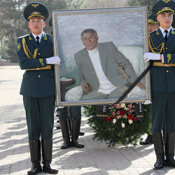 Кыргыз Эл акыны Омор Султановдун сөөгү 