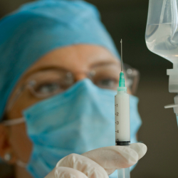 Сүннөттө көз жумган бөбөккө ооруну сездирбөөчү дарыдан кийин наркоз берилген