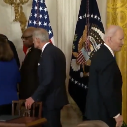 ВИДЕО - Калың элдин арасында Байден жалгыз калды