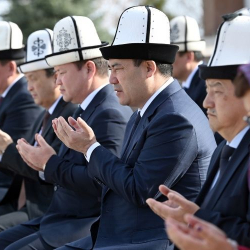 Садыр Жапаров почтил память героев Апрельской революции