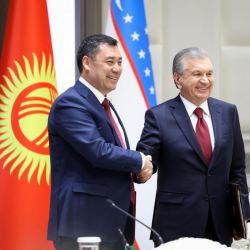 Садыр Жапаров и Шавкат Мирзиеев поговорили по телефону