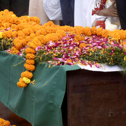 Шумдугуң кур! Сөөгү жерге берилген киши эртеси үйүнө 