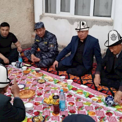 СҮРӨТ - Баткен облусунун башчысы чек арага чектеш жашаган тургундар менен жолугушту