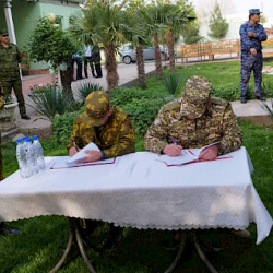 Чек ара жаңжалы. Кыргызстан менен Тажикстандын делегациясы протоколго кол койду