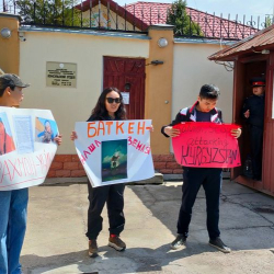 ВИДЕО - «Стоп, Рахмон, агрессор». Возле посольства Таджикистана в Кыргызстане проходит митинг