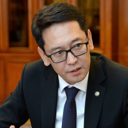 Мамлекеттик кызматка, бизнеске да жетишкен Алмаз Мамбетов