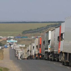 Кыргыз-казак чек арасында токтоп турган жүк ташуучу унаалар маселеси талкууланды