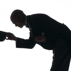 Өтө бүгүлүп, жүгүнгөн киши бел кырчоодон ылдый урганга жөндөмдүү