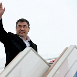 Садыр Жапаровду Азербайжанга кимдер коштоп кетти?