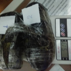 СҮРӨТ-Колониянын аймагына 21 жаштагы жигит 2 кап баңги затын таштоого аракет кылган