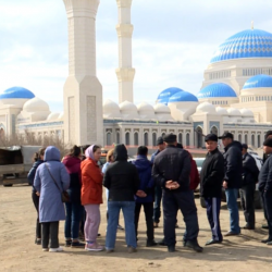 Нур-Султанда ири мечиттин куруучулары маянанын кечигип жатканына даттанышты