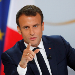 Макрон: «Хиджаб кийүүгө тыюу салуу ич-ара согушка жол ачат»