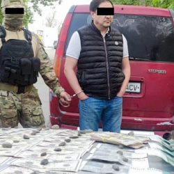 Жасалма доллар сатууга аракет кылгандар кармалды