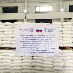 ФОТО - Заграница нам поможет!  Россия передала Кыргызстану 135 тонн пшеничной муки и 60 тонн масла