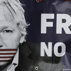 ВИДЕО - МИД Китая: Экстрадиция Джулиана Ассанжа - лицемерие американского правительства