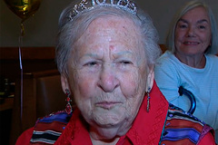 Ишти уланткан 101 жаштагы кемпир акылын курч кармоонун сырын ачты