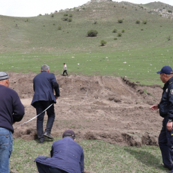 ФОТО - На Иссык-Куле мужчина пытался продать почву?