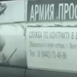 ВИДЕО - «Армия профессионалов». В Бишкеке разъезжала маршрутка с объявлением на прием в армию России