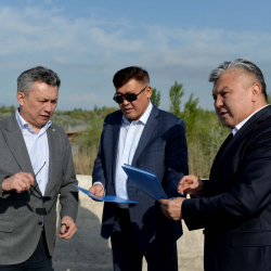 ФОТО – Кыргызско-казахские отношения.  Арзыбек Кожошев и Бахыт Султанов провели встречу на КПП «Ак-Тилек»