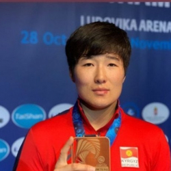 Чемпион Айпери Медет кызынын автоунаасы айып короого киргизилди