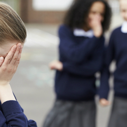 Бишкекте 11 жаштагы кыз мектептин ажатканасында башка кызды ур-токмокко алган