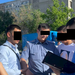 Милициянын тергөөчүсү пара менен кармалды