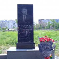 Акын Зайырбек Ажыматовдун күмбөзүнө эстелик орнотулду