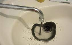 ВИДЕО - В селе Кок-Жар из кранов течёт вода из арыка