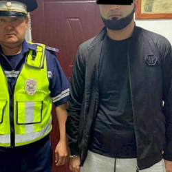 Чүйдө BMW жөө өтмөктөн кызды учура сүзүп кеткен. Анын абалы оор