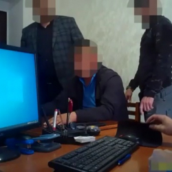 Баткенде мамлекеттик кызматкер пара менен кармалды