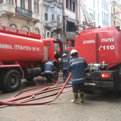 ВИДЕО - Стамбулда өрт чыгып, жардыруулардын үнү угулууда