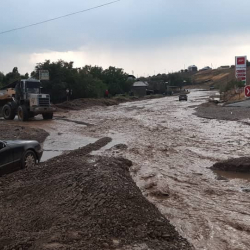 ВИДЕО - В Алайском районе сошел сель.  Потоком уносило машины, разрушен мост