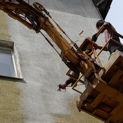 ФОТО - В Бишкеке продолжают красить фасады