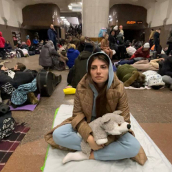 ВИДЕО - Военный конфликт. Жители Харькова укрываются в метро