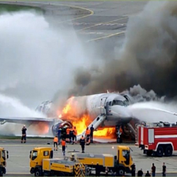 ВИДЕО - Кытайда жүргүнчү ташыган учак өрттөнүп кетти