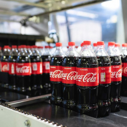 Coca-Colaнын коммерциялык сырын уурдаган аял 14 жылга камалды