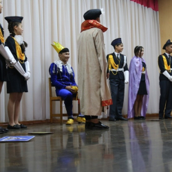 ВИДЕО - На Иссык-Куле дети ставят спектакли на тему школьного рэкета и проблемы раннего брака