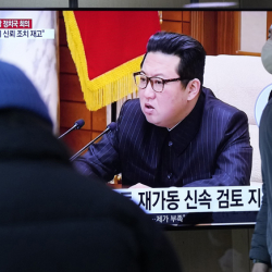 Түндүк Кореяда COVID деп болжолдонуп жаткан оору ишембиде 296 миң кишиден чыкты