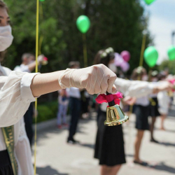 Последний звонок без массовых гуляний.  Мероприятия в кафе и ресторанах, а также в парках запрещены