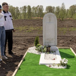 ВИДЕО - В Новосибирске провели конкурс украшения могил