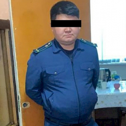 Жумгал районунда судья жана прокурордун орун басары пара менен кармалды