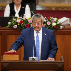 Уяты болсо өзү кетсин. Депутат Малиев Акылбек Жапаровдун кызматтан чегинишин талап кылды