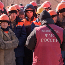 Орусия мигранттардын санына киргизилген чектөөнү алат