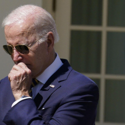 Байден жубайы менен Техастагы куралдуу кол салуу болгон мектепке барды