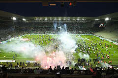 Фанаты напали на футболистов после матча во Франции